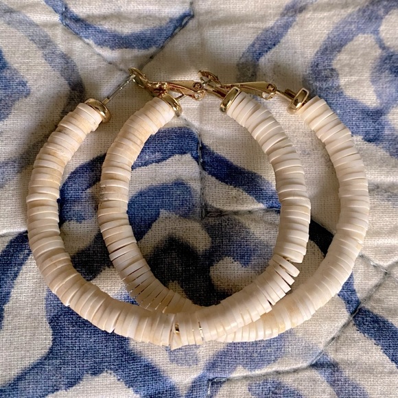 3/$18✨ American Eagle Faux White Seashell Bead Hoop Earrings 1.25”